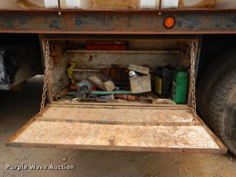 image for item DO1492 1994 International 9200  flatbed truck