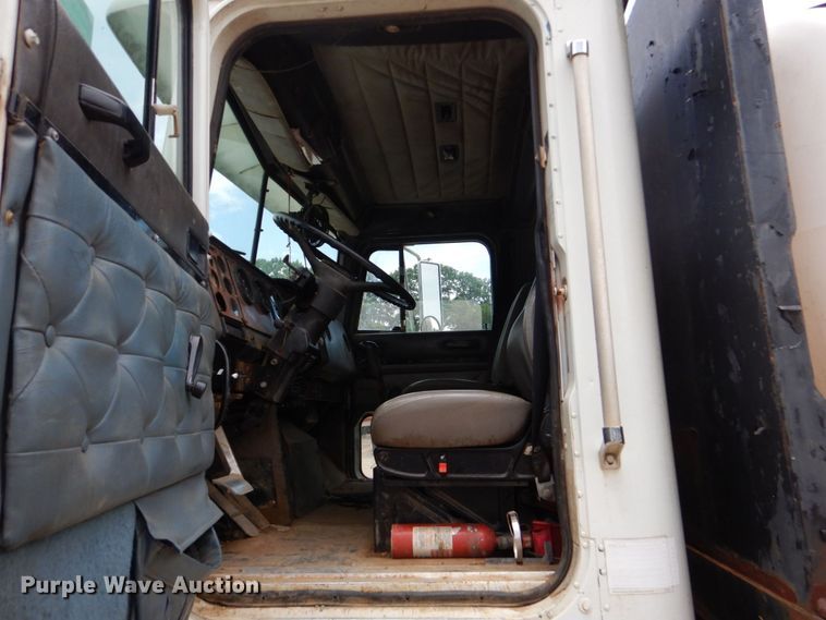 image for item DO1492 1994 International 9200  flatbed truck