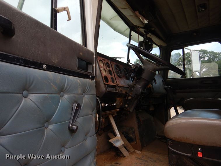 image for item DO1492 1994 International 9200  flatbed truck