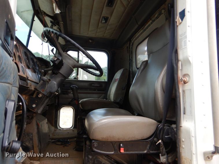 image for item DO1492 1994 International 9200  flatbed truck