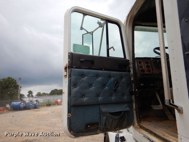 image for item DO1492 1994 International 9200  flatbed truck