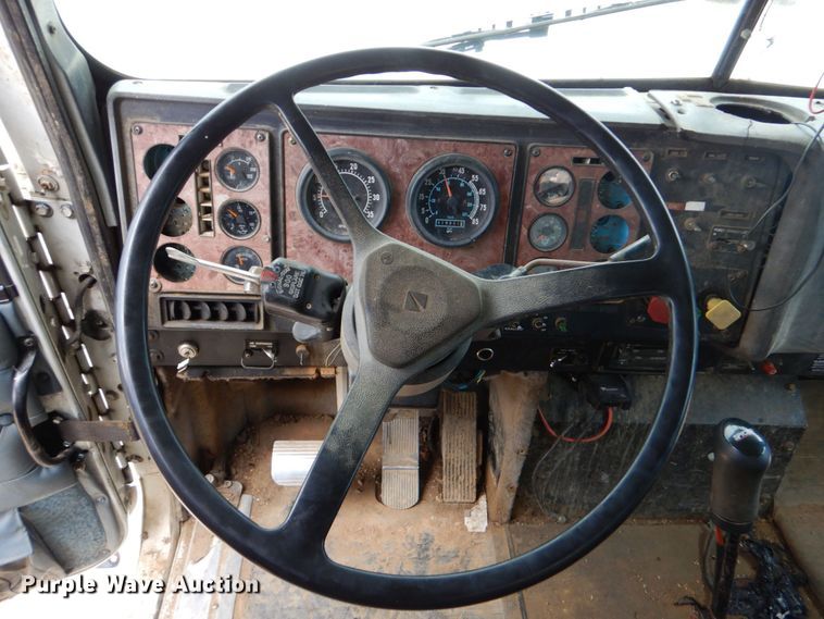 image for item DO1492 1994 International 9200  flatbed truck