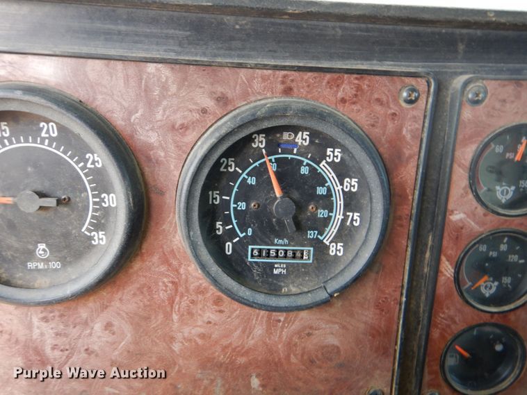 image for item DO1492 1994 International 9200  flatbed truck