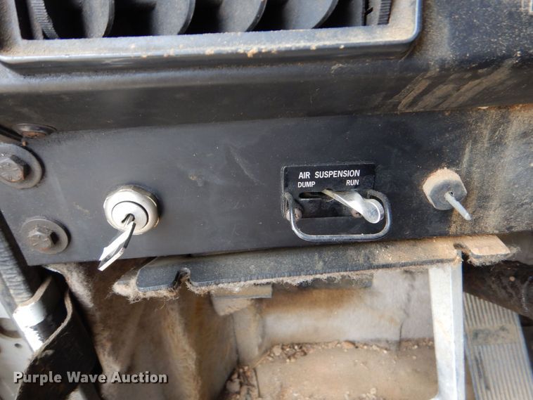 image for item DO1492 1994 International 9200  flatbed truck