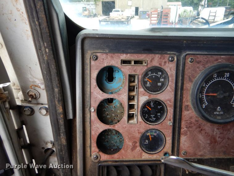 image for item DO1492 1994 International 9200  flatbed truck