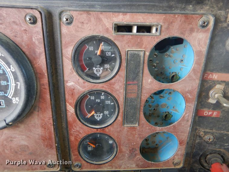 image for item DO1492 1994 International 9200  flatbed truck