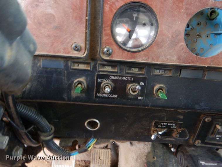 image for item DO1492 1994 International 9200  flatbed truck