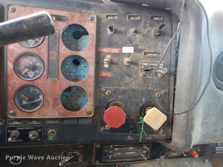 image for item DO1492 1994 International 9200  flatbed truck