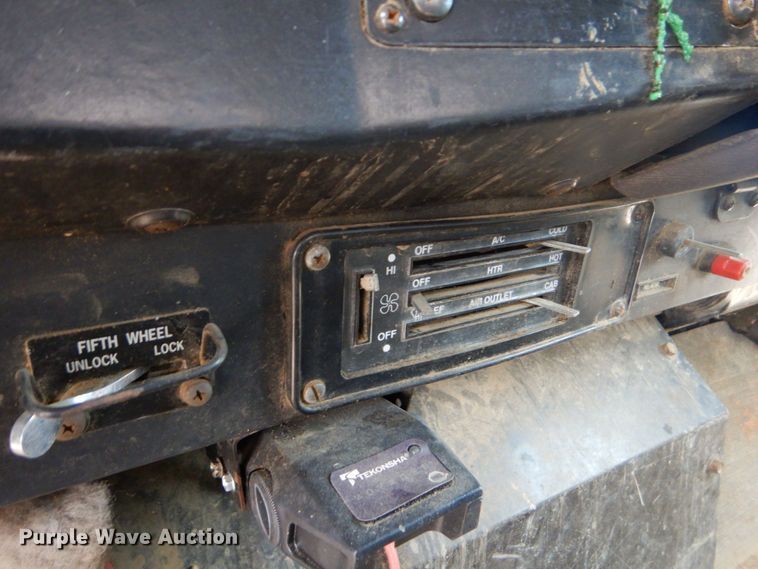 image for item DO1492 1994 International 9200  flatbed truck