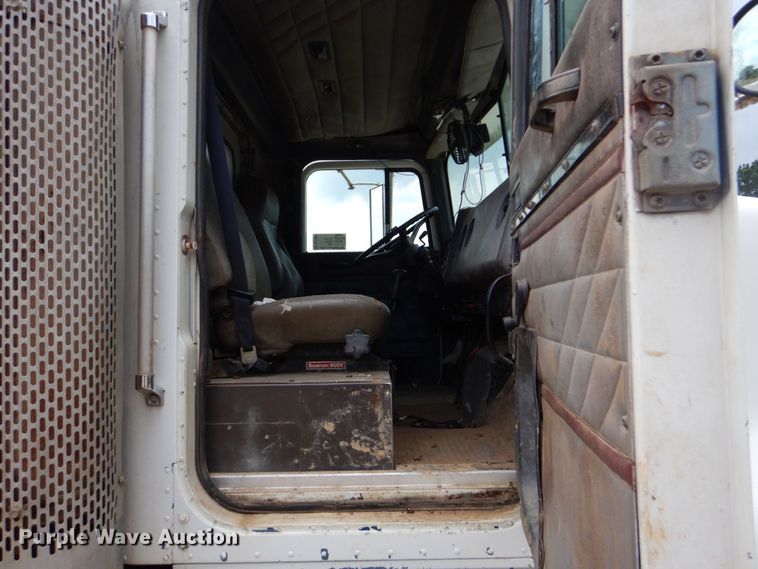 image for item DO1492 1994 International 9200  flatbed truck