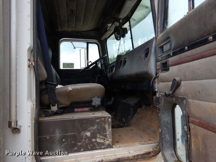 image for item DO1492 1994 International 9200  flatbed truck