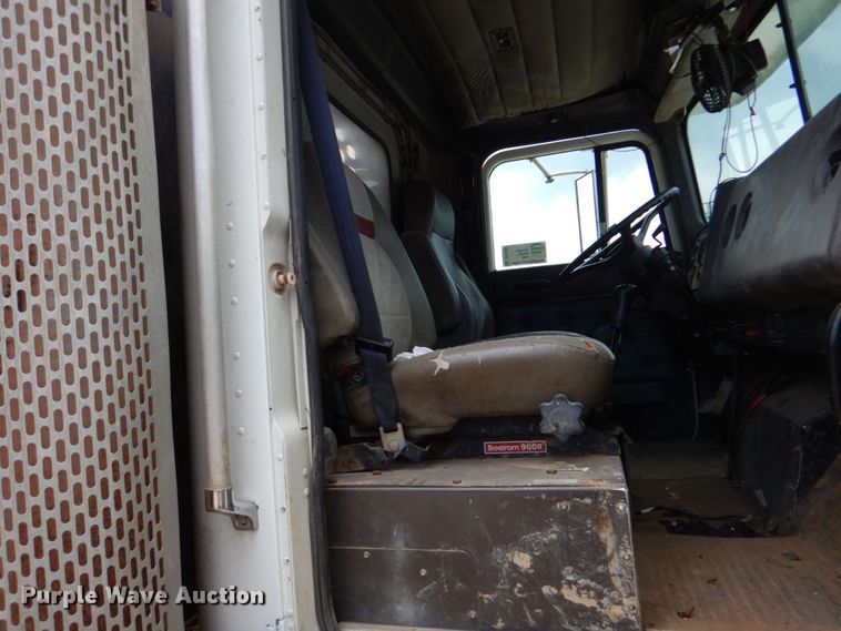 image for item DO1492 1994 International 9200  flatbed truck