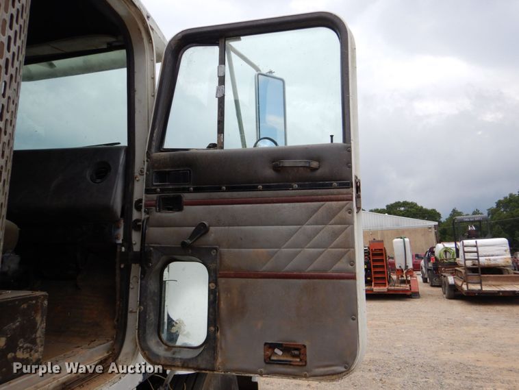 image for item DO1492 1994 International 9200  flatbed truck