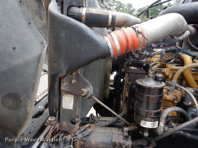 image for item DO1492 1994 International 9200  flatbed truck