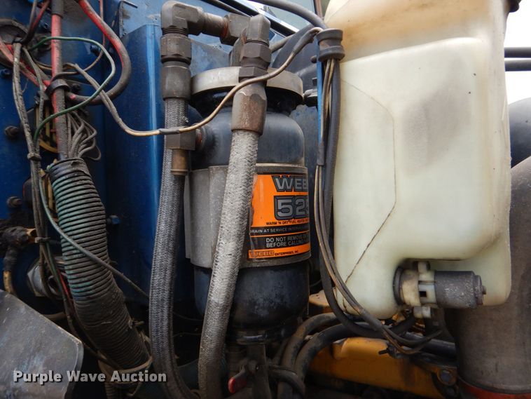 image for item DO1492 1994 International 9200  flatbed truck