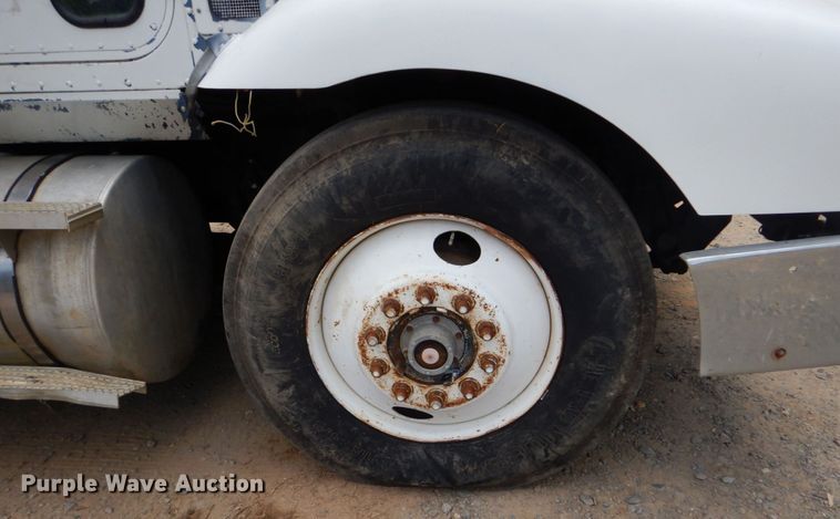 image for item DO1492 1994 International 9200  flatbed truck