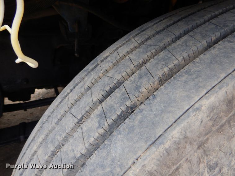 image for item DO1492 1994 International 9200  flatbed truck