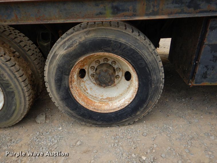 image for item DO1492 1994 International 9200  flatbed truck