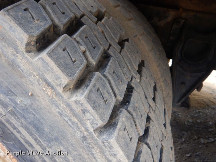 image for item DO1492 1994 International 9200  flatbed truck