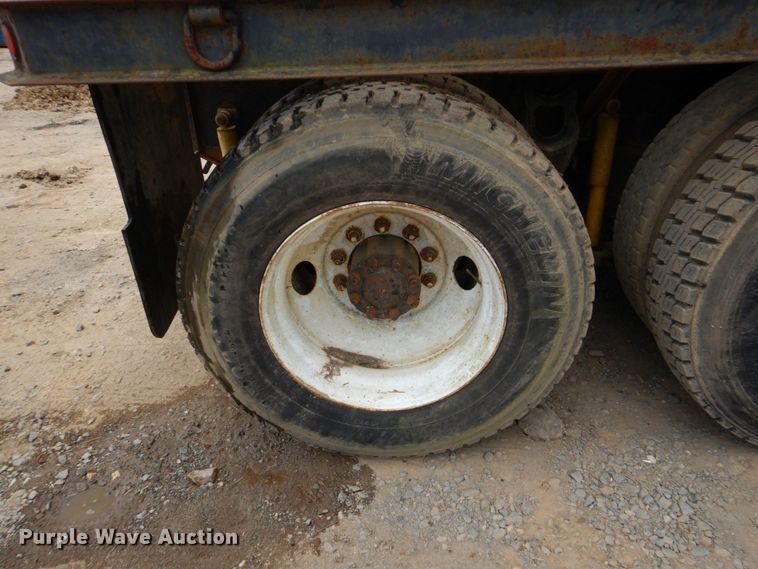 image for item DO1492 1994 International 9200  flatbed truck