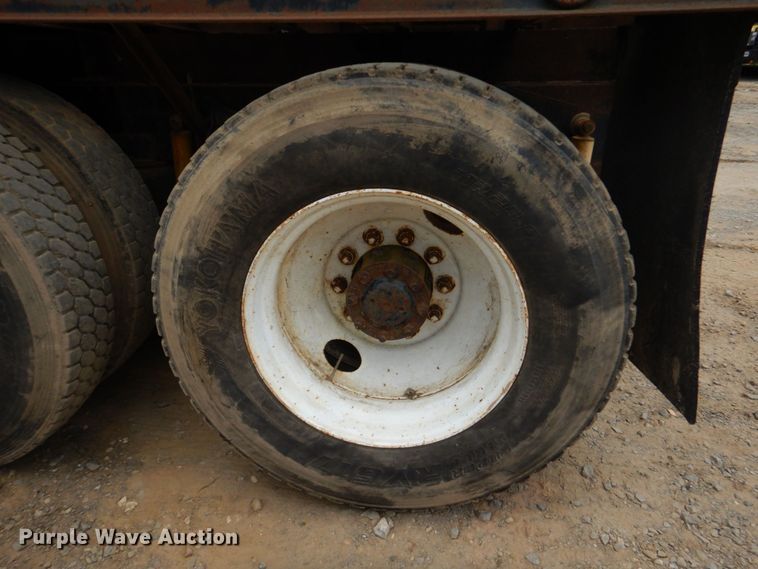 image for item DO1492 1994 International 9200  flatbed truck