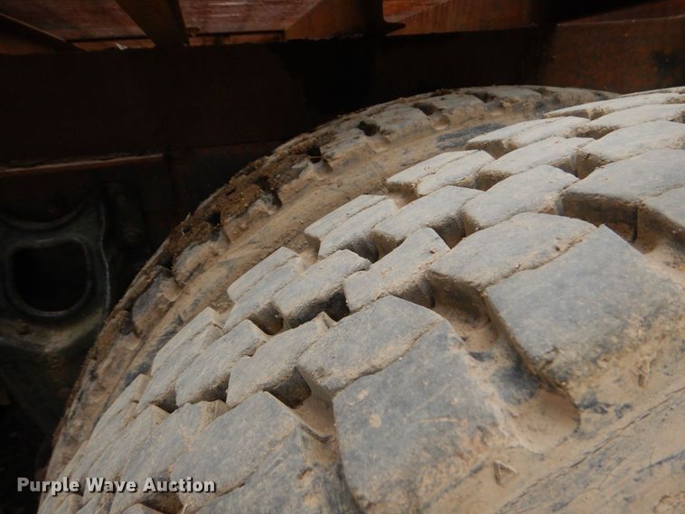 image for item DO1492 1994 International 9200  flatbed truck