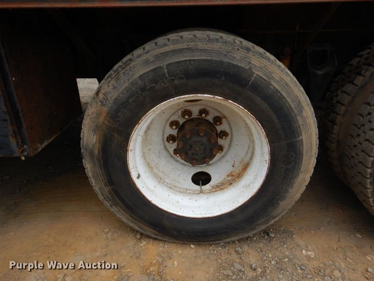 image for item DO1492 1994 International 9200  flatbed truck