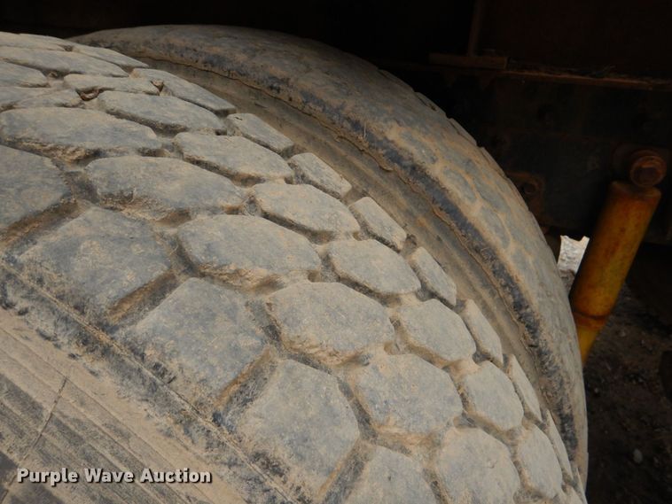 image for item DO1492 1994 International 9200  flatbed truck