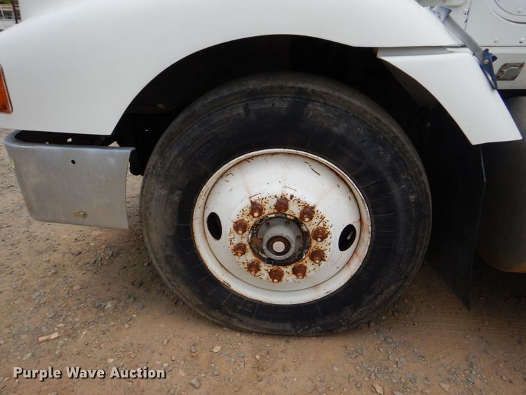 image for item DO1492 1994 International 9200  flatbed truck