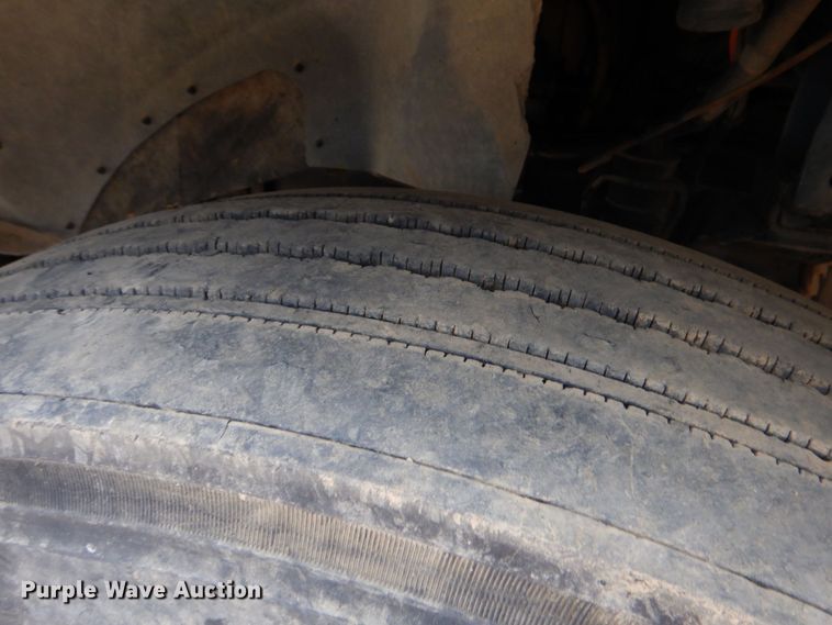 image for item DO1492 1994 International 9200  flatbed truck