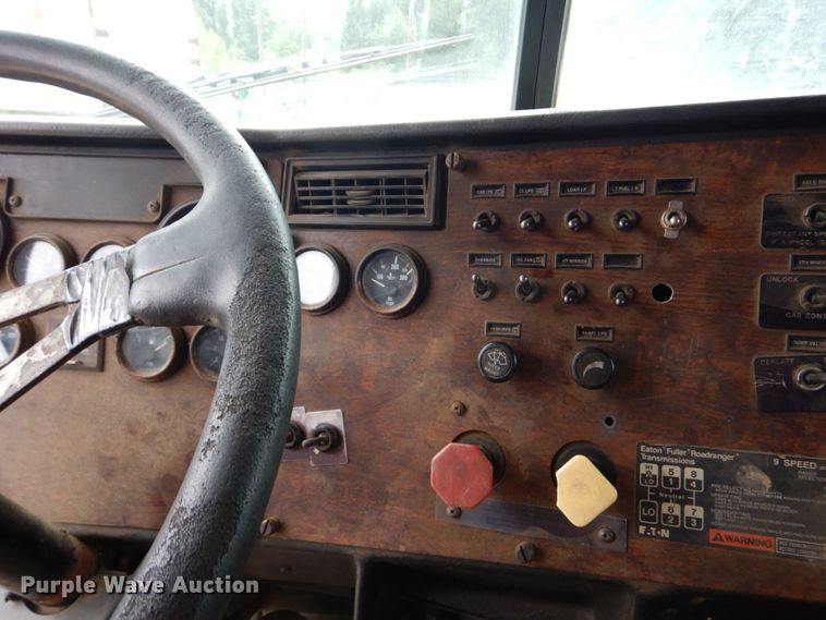 image for item DO1497 1993 Peterbilt 375  dump truck