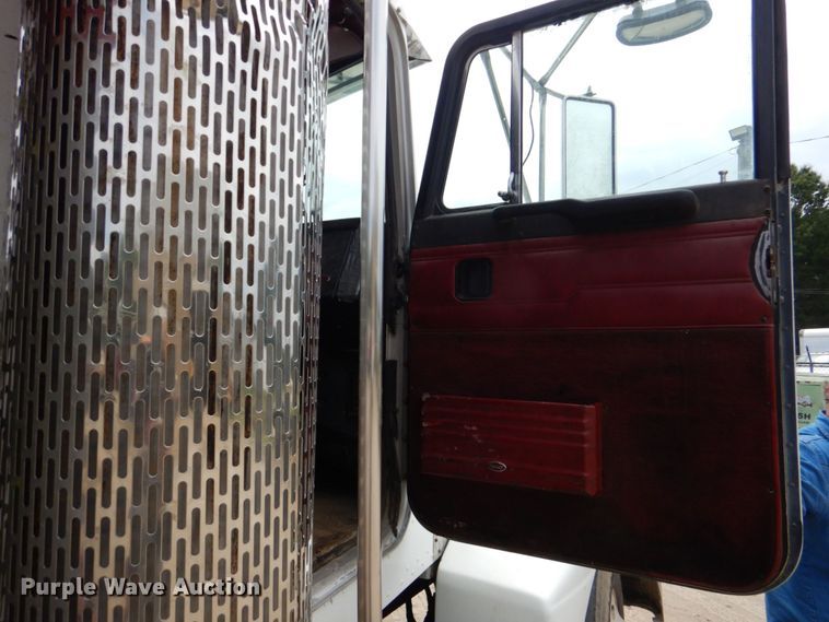 image for item DO1497 1993 Peterbilt 375  dump truck