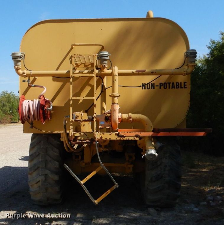 image for item DO1516 1995 Caterpillar D250E  water wagon