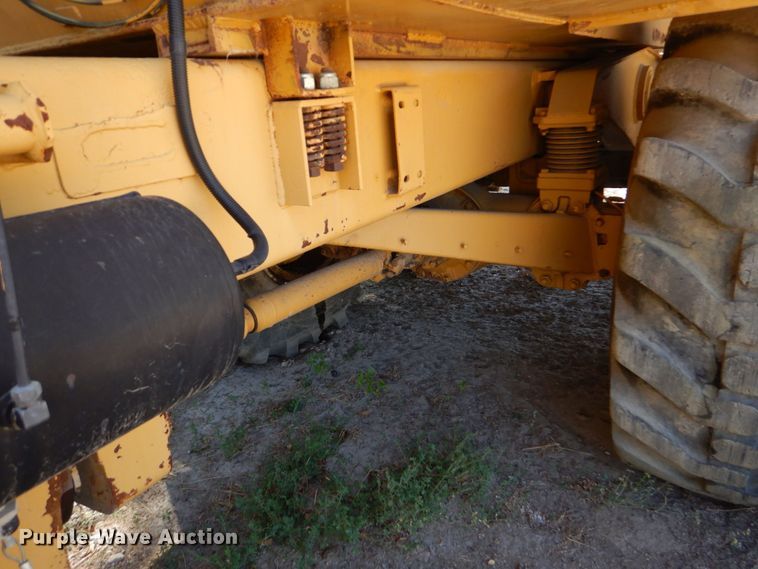 image for item DO1516 1995 Caterpillar D250E  water wagon