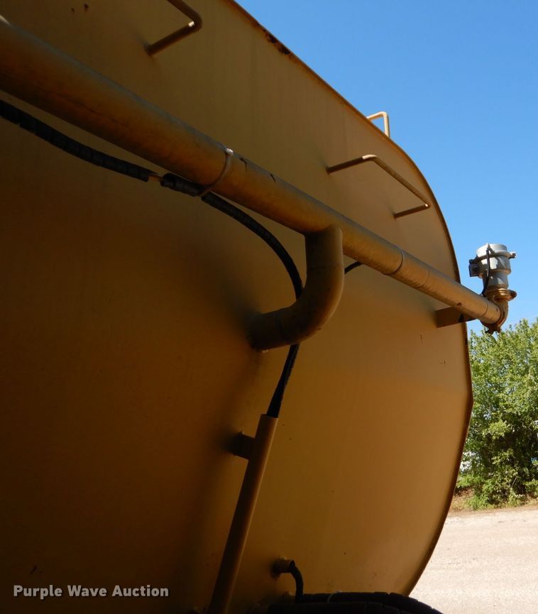 image for item DO1516 1995 Caterpillar D250E  water wagon