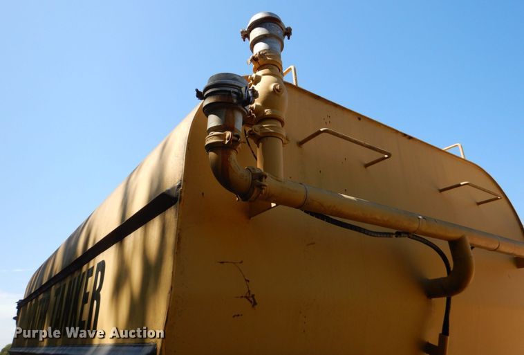 image for item DO1516 1995 Caterpillar D250E  water wagon