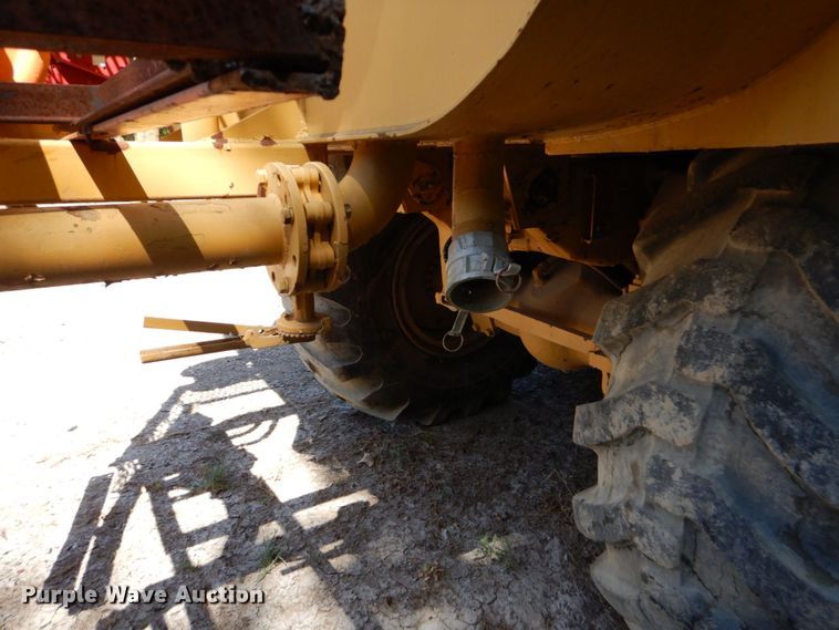 image for item DO1516 1995 Caterpillar D250E  water wagon