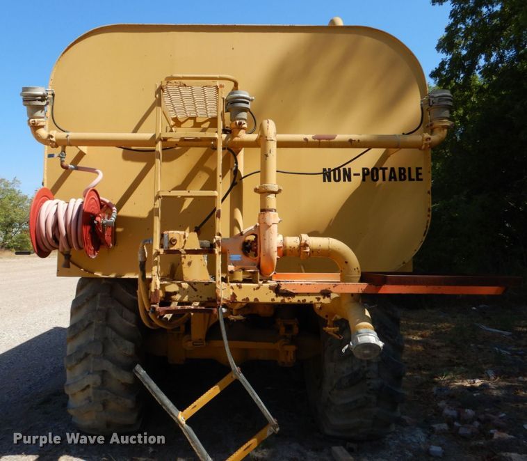 image for item DO1516 1995 Caterpillar D250E  water wagon