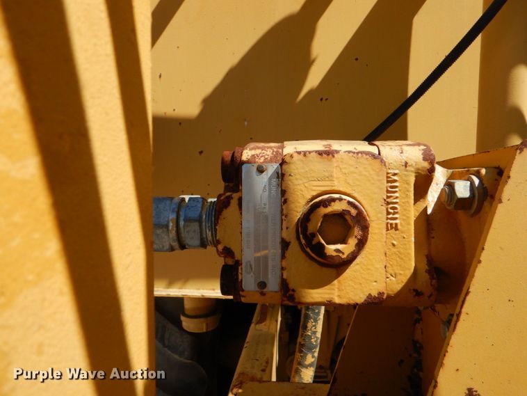 image for item DO1516 1995 Caterpillar D250E  water wagon