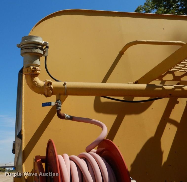 image for item DO1516 1995 Caterpillar D250E  water wagon