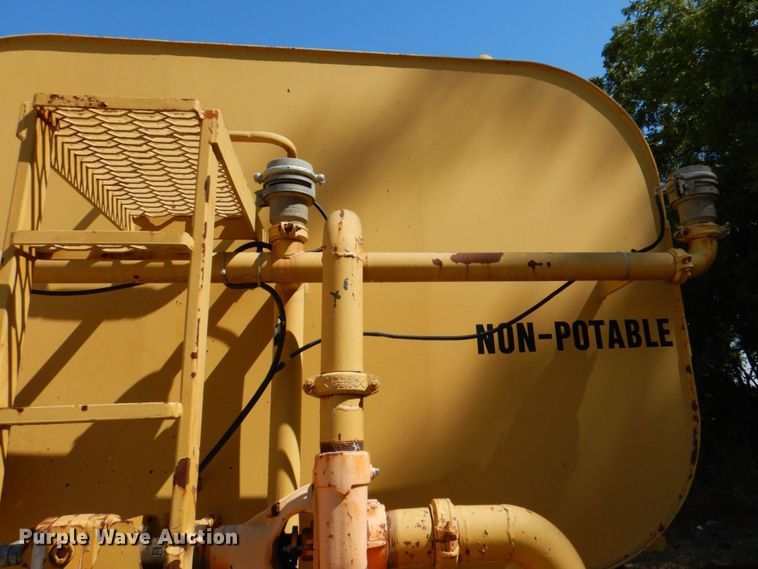 image for item DO1516 1995 Caterpillar D250E  water wagon