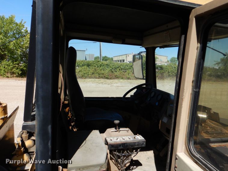 image for item DO1516 1995 Caterpillar D250E  water wagon