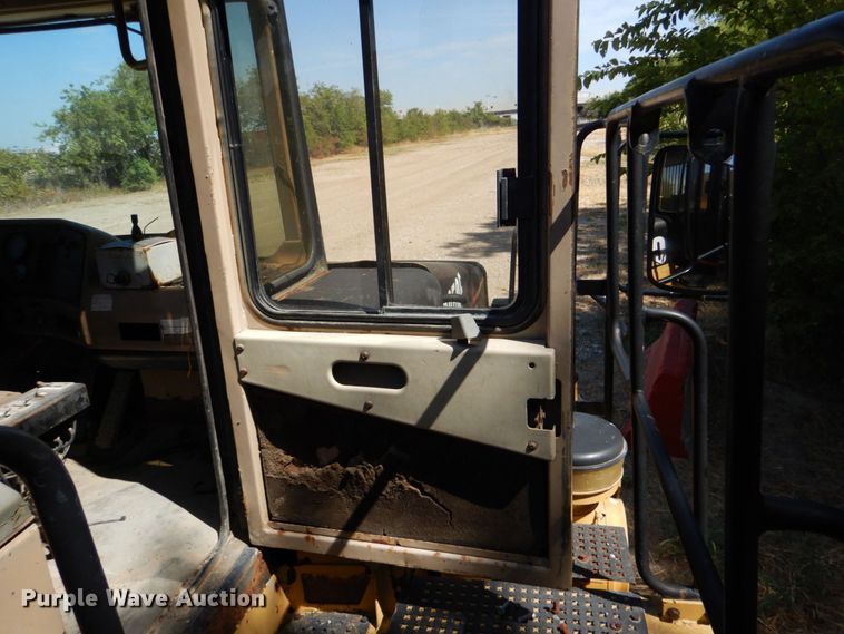 image for item DO1516 1995 Caterpillar D250E  water wagon