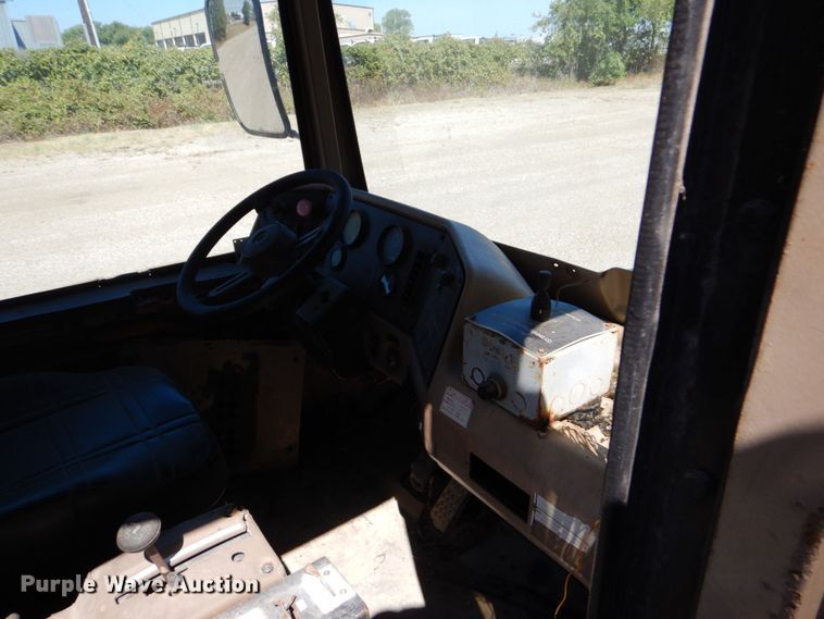 image for item DO1516 1995 Caterpillar D250E  water wagon