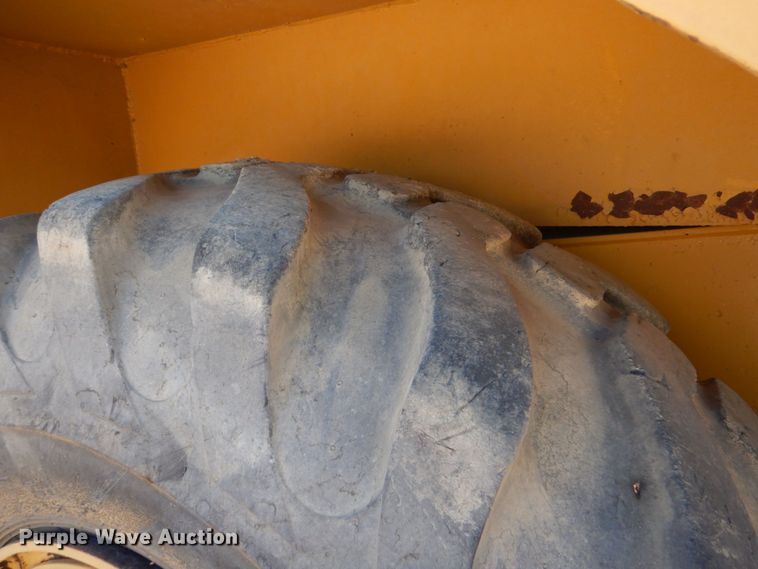 image for item DO1516 1995 Caterpillar D250E  water wagon