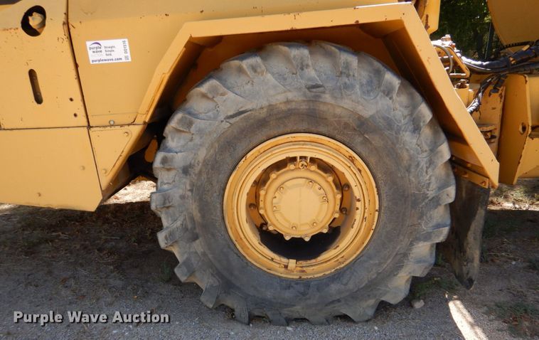 image for item DO1516 1995 Caterpillar D250E  water wagon