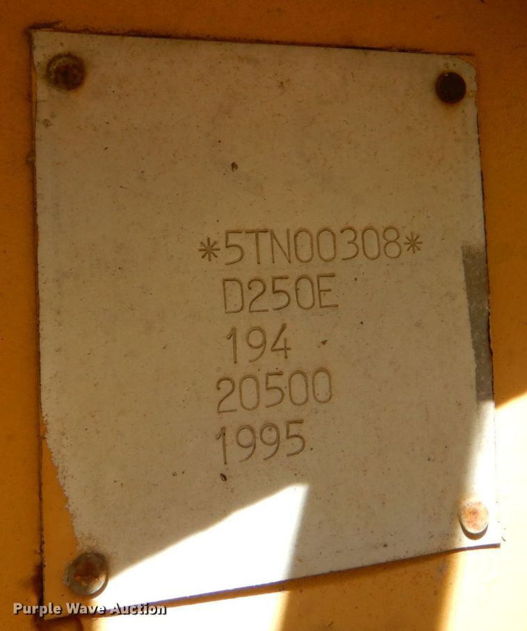 image for item DO1516 1995 Caterpillar D250E  water wagon