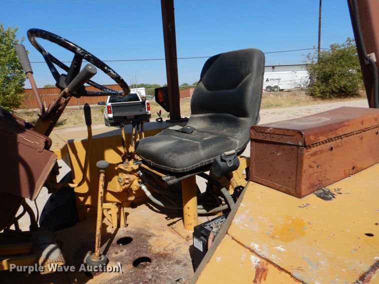 image for item DO1517 1991 Case 480F  landscape tractor