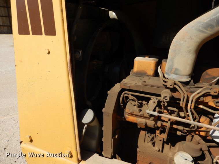 image for item DO1517 1991 Case 480F  landscape tractor