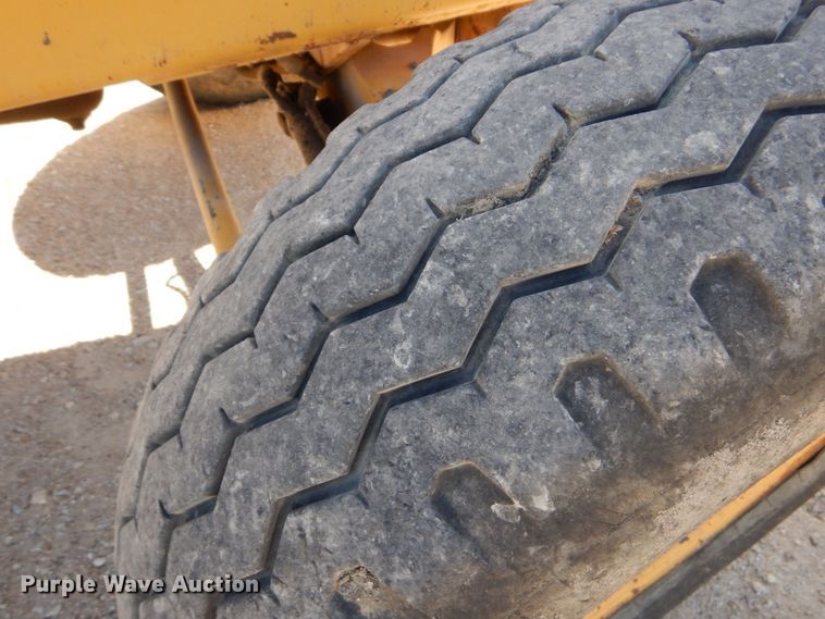 image for item DO1517 1991 Case 480F  landscape tractor